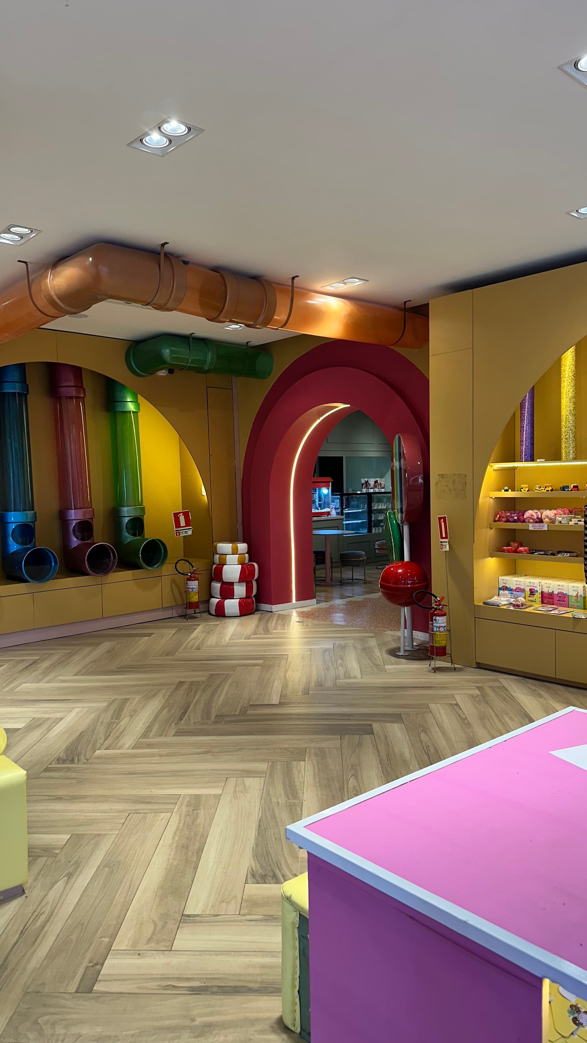 Interior da loja Fabulosa Máquina de Doces