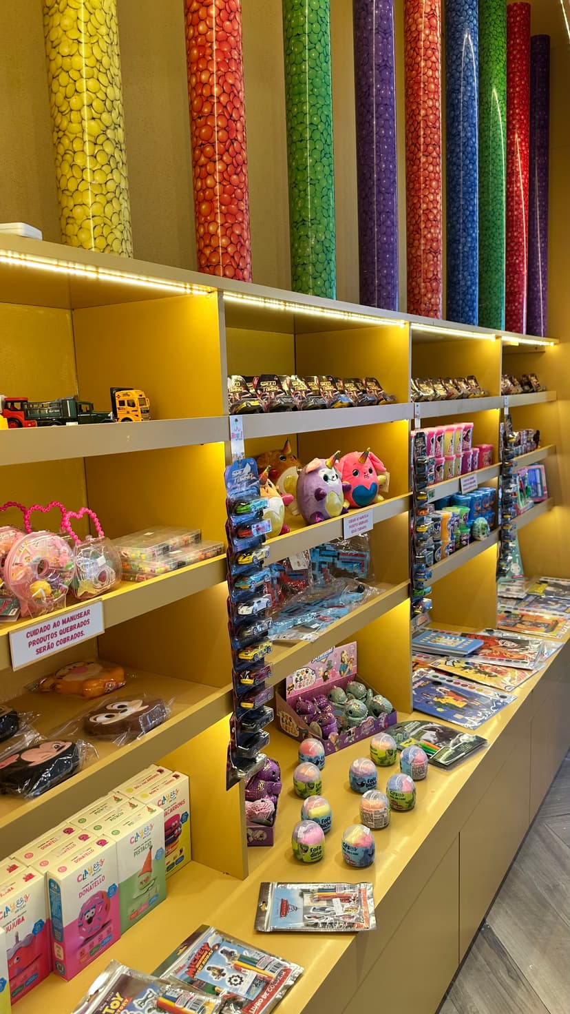 Variedade de chocolates e guloseimas